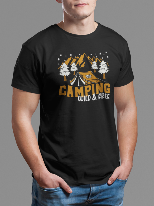 Mann trägt schwarzes T-Shirt mit dem Motiv „Camping wild & free“ (Oberkörper)