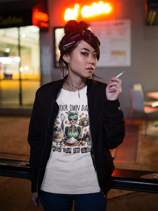 Junge Frau mit schwarzer offener Jacke trägt ein weißes T-Shirt mit Skeleton-Girl Print.