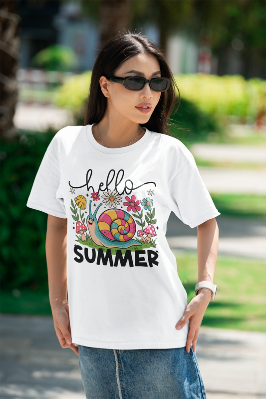 Frau trägt weißes T-Shirt mit Schnecke und Blumenmotiv sowie dem Schriftzug „Hello Summer“ im sommerlichen Design