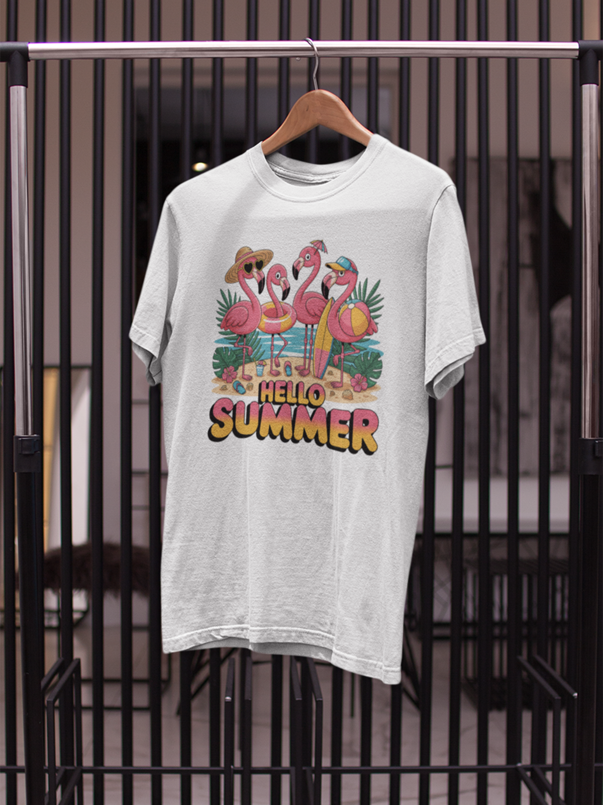 Weißes T-Shirt mit vier Flamingos und „Hello Summer“-Print auf einem Kleiderständer