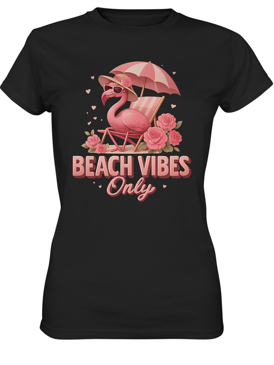 Schwarzes T-Shirt mit Flamingo auf der Sonnenliege, Rosen und dem Spruch „Pink Beach Vibes Only“