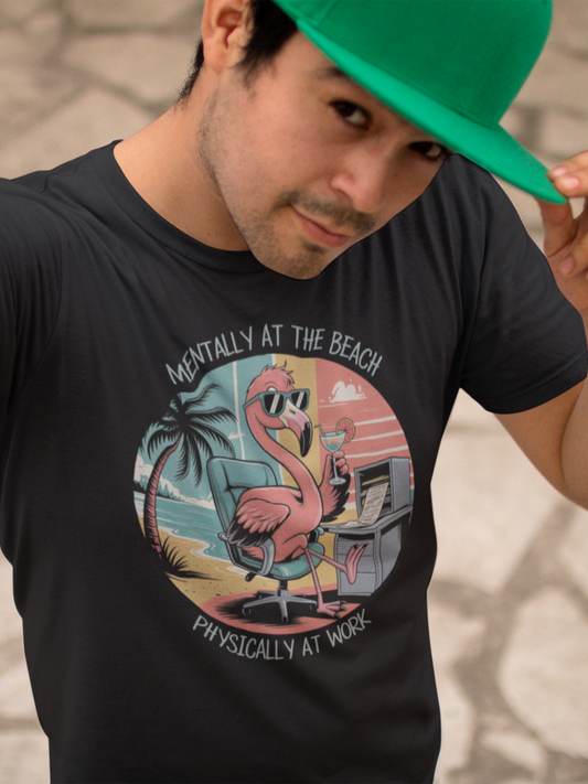 Junger Mann mit grüner Cap macht ein Selfie. Er trägt ein schwarzes Shirt mit Flamingo-Motiv.