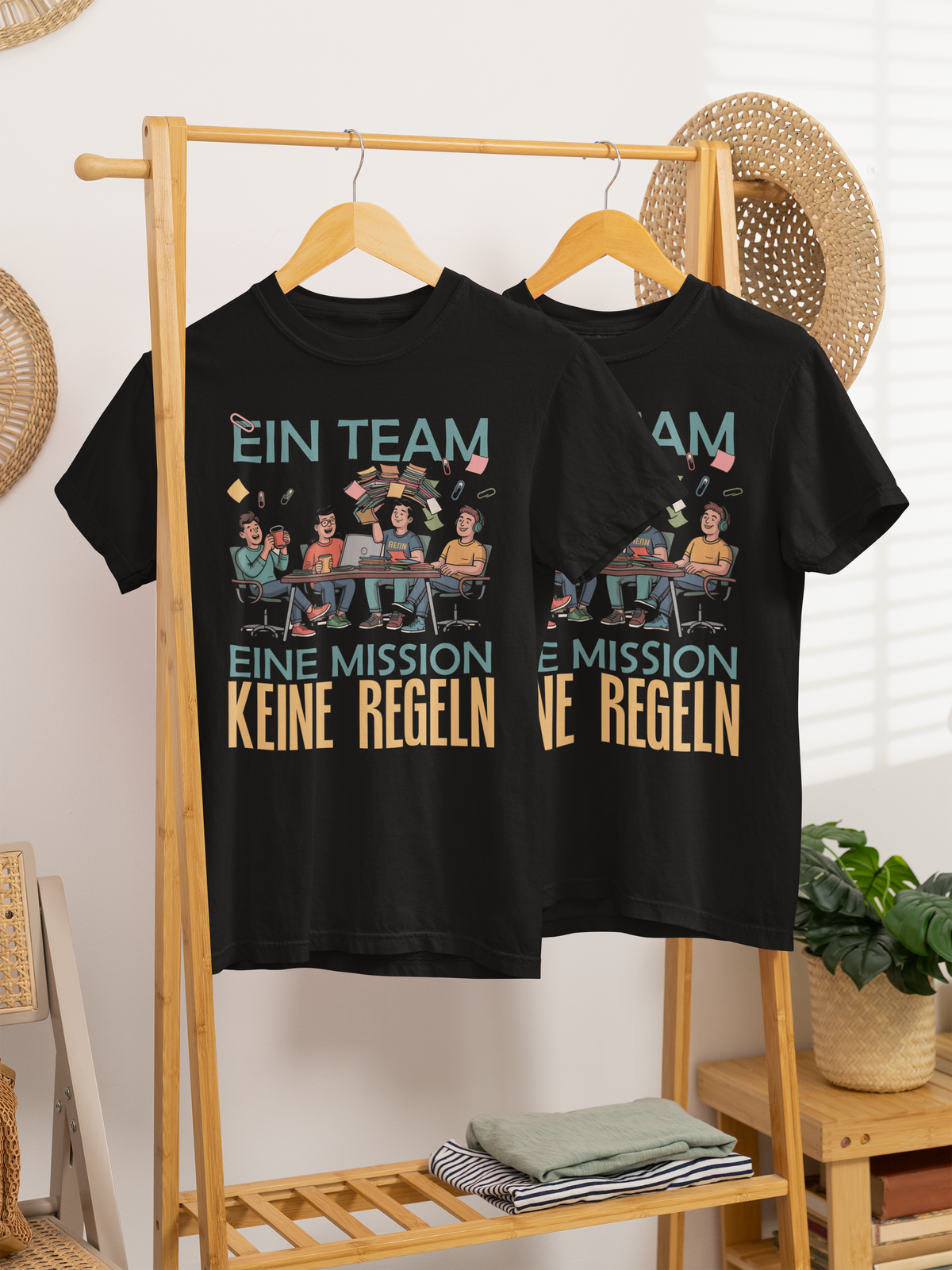 Zwei schwarzes Shirts mit Aufdruck auf Kleiderständer