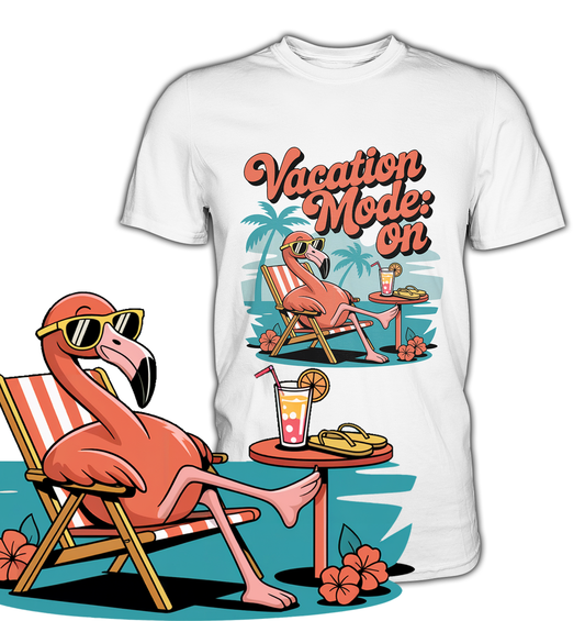 Weißes T-Shirt mit Flamingo-Motiv und dem Text „Vacation Mode: On“, am linken unteren Bildrand vergrößerte Darstellung des Motivs