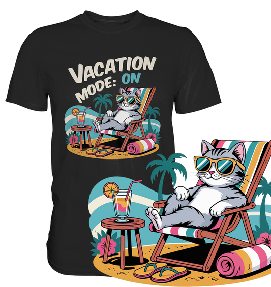 Schwarzes T-Shirt mit vergrößerter Darstellung des Motivs: Urlaubskatze mit Sonnenbrille, Schriftzug „Vacation Mode On“ am rechten Bildrand
