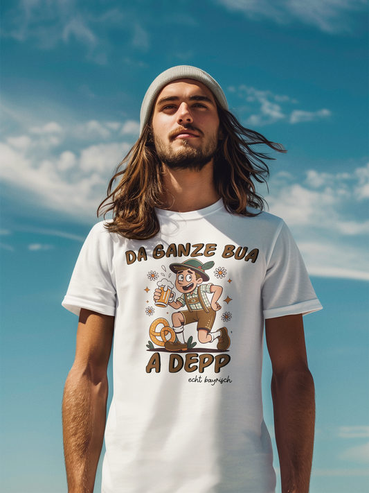 Junger Mann trägt weißes T-Shirt mit bayerischem Mann & Spruch „Da ganze Bua a Depp“, Oberkörperansicht