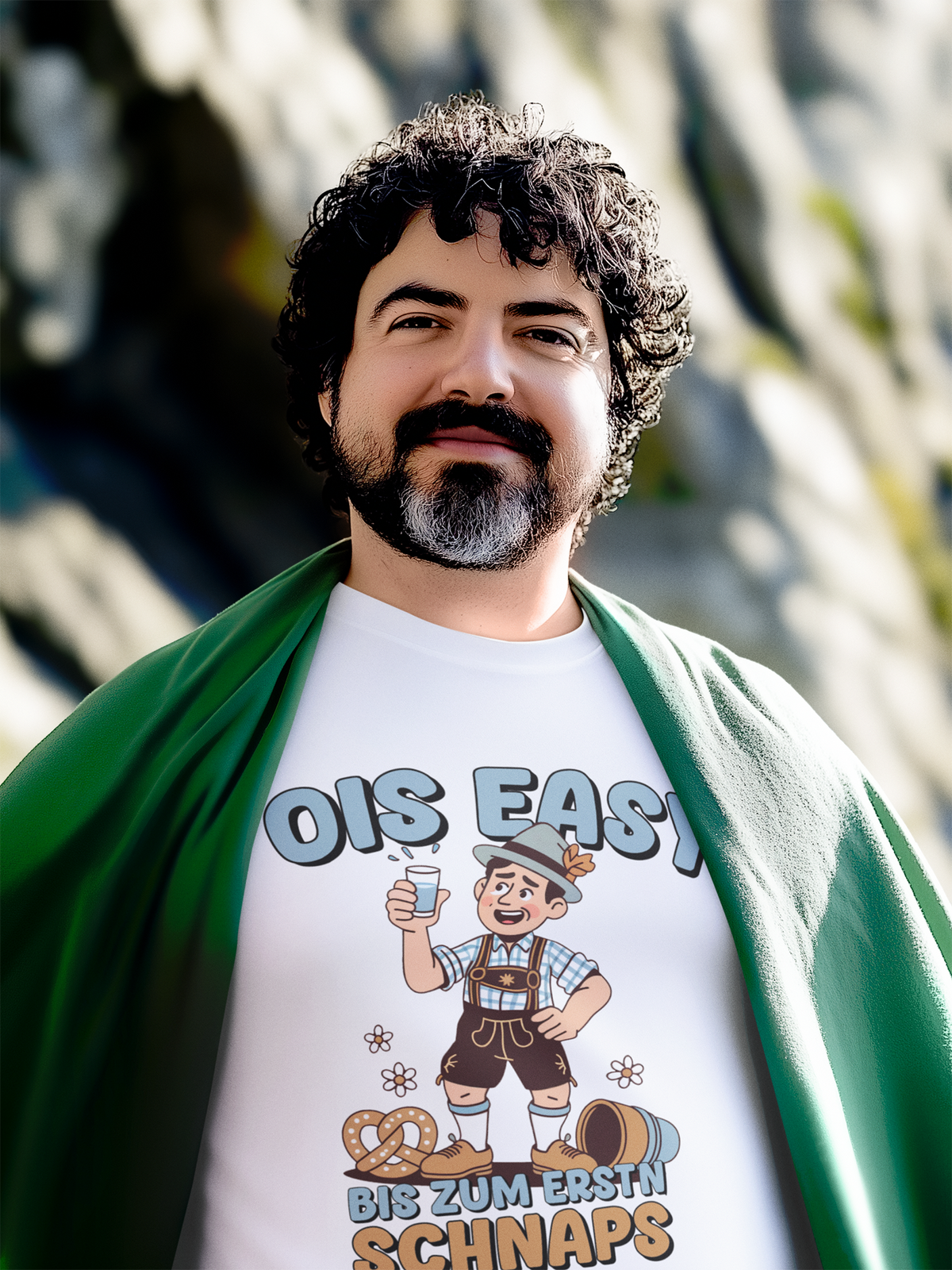 Mann mit Bart trägt ein weißes T-Shirt mit lustigem bayerischen Comic-Motiv, Oberkörperansicht