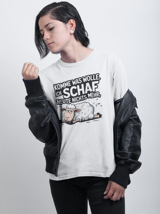 Junge Frau trägt weißes T-Shirt mit müdem Schaf und Spruch (Oberkörperaufnahme)