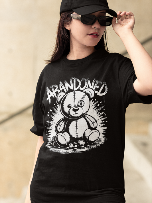 Frau trägt schwarzes T-Shirt mit Abandoned Teddy Graffiti-Motiv (Oberkörperaufnahme)