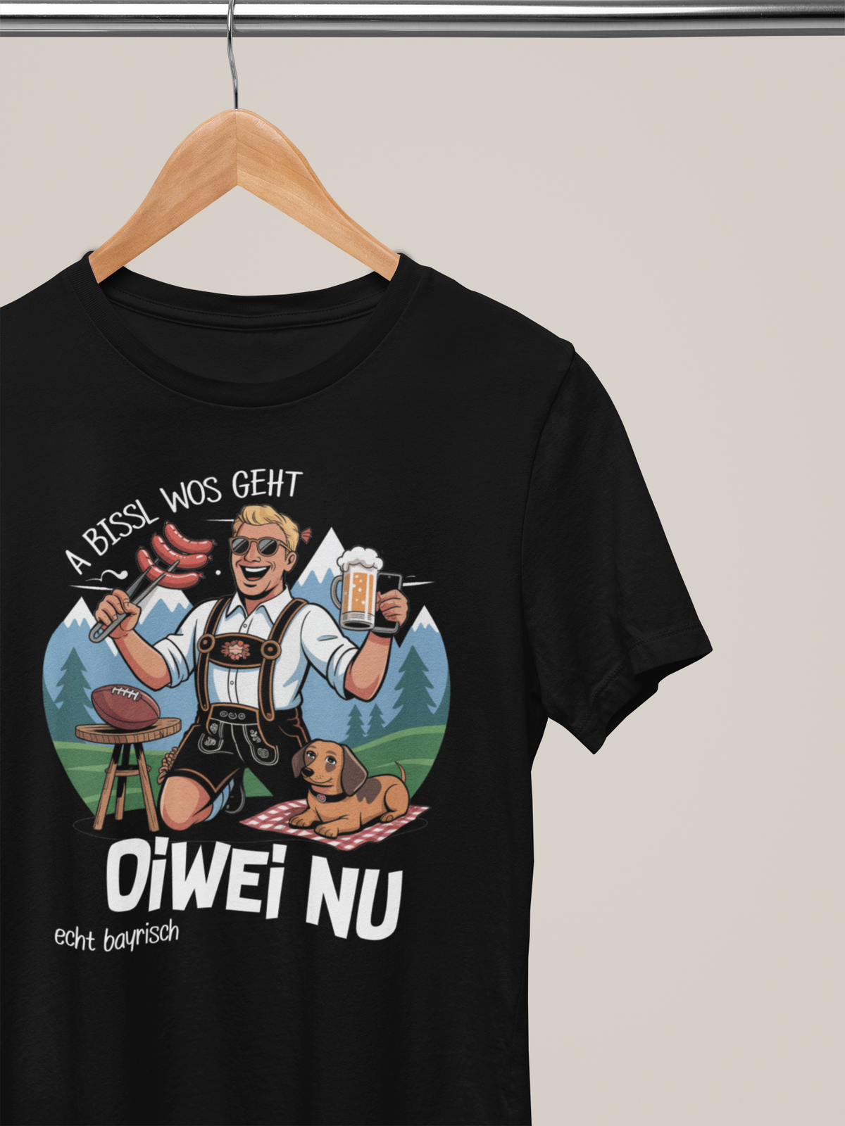 Schwarzes T-Shirt mit bayerischem Spruch auf Kleiderbügel
