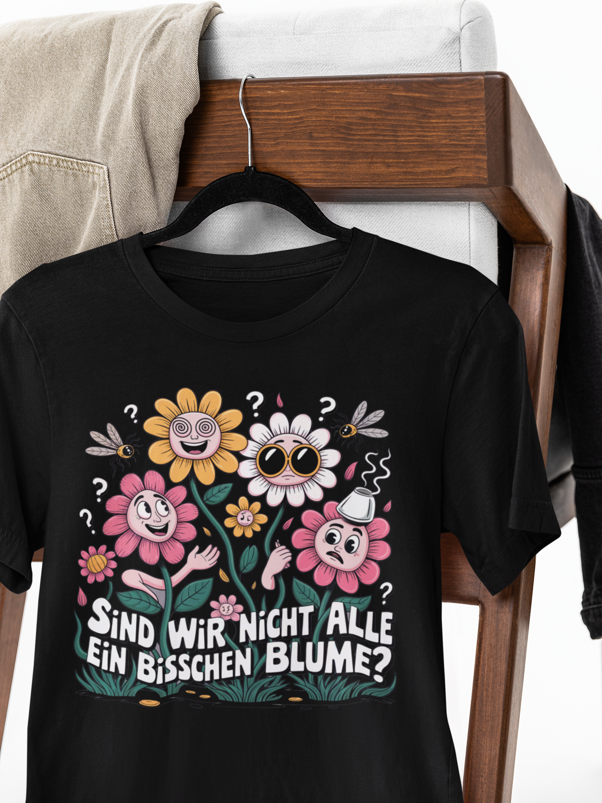Schwarzes T-Shirt mit Blumenmotiv auf Kleiderbügel