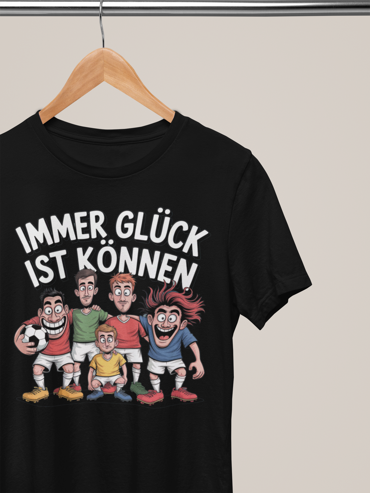 Schwarzes T-Shirt mit Motiv „Immer Glück ist Können“ auf Kleiderbügel