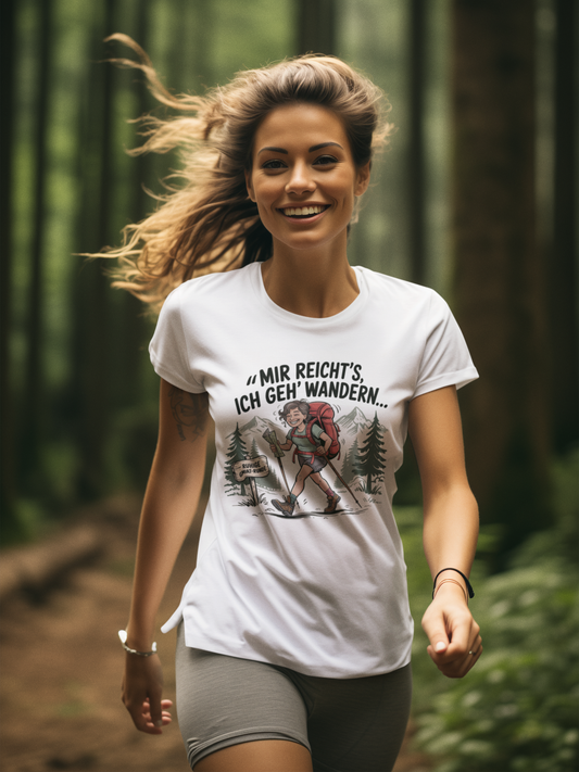 Junge Frau trägt das Shirt mit Wanderspruch, Oberkörperansicht, im Hintergrund Wald