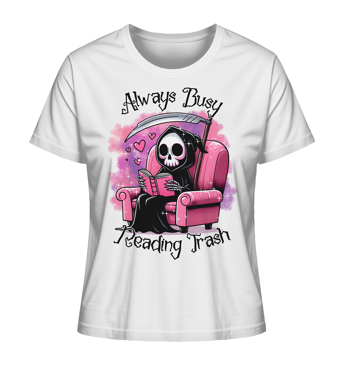 Weißes T-Shirt mit Motiv: Lesender süßer Sensemann auf rosa Sessel. Comic-Stil. Schriftzug: Always Busy Reading Trash.