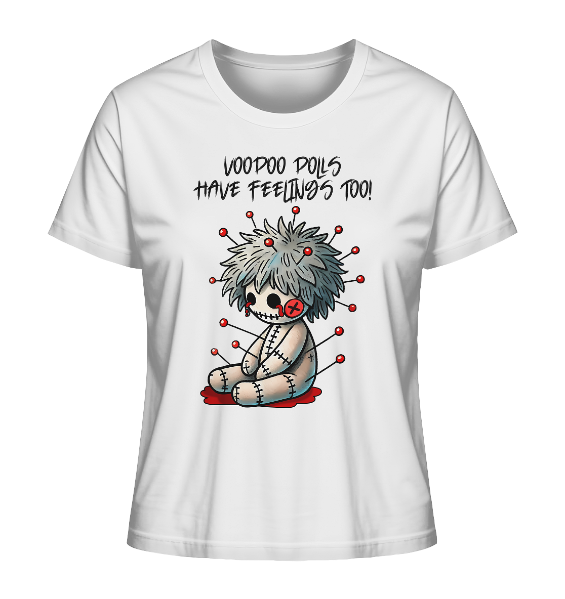 Traurige Voodoo-Puppe mit Stecknadeln und Schriftzug „Voodoo Dolls have Feelings too“ als Motiv auf weißem T-Shirt