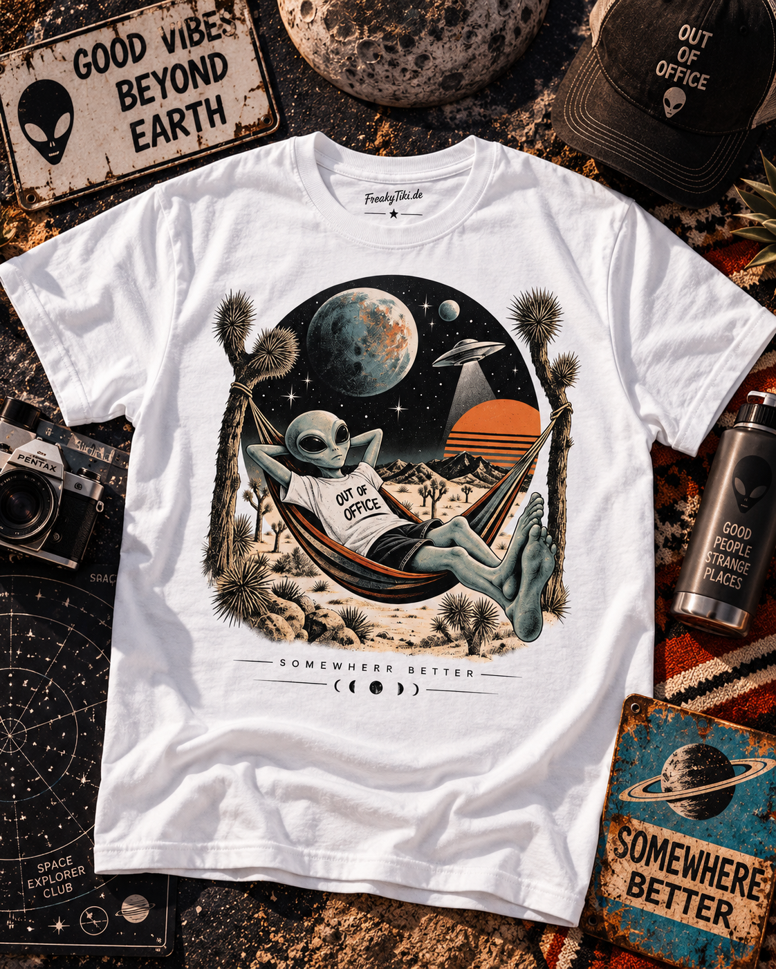 Weißes T-Shirt ohne Model mit Alien in einer Hängematte zwischen Kakteen mit Planeten und Somewhere Better