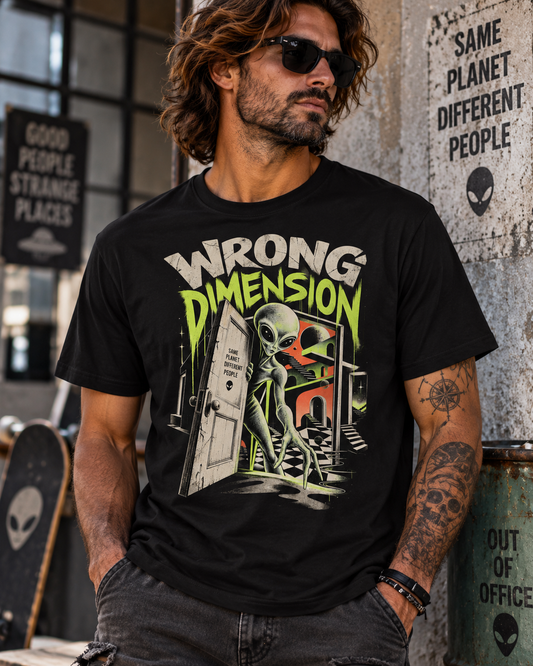 Männliches Model trägt schwarzes T-Shirt mit Alien an einer offenen Portaltür mit Wrong Dimension