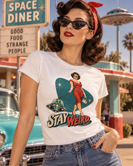 Weibliches Model trägt weißes Ladies T-Shirt mit Retro-Dame im roten Kleid, UFO und Schriftzug Stay Weird