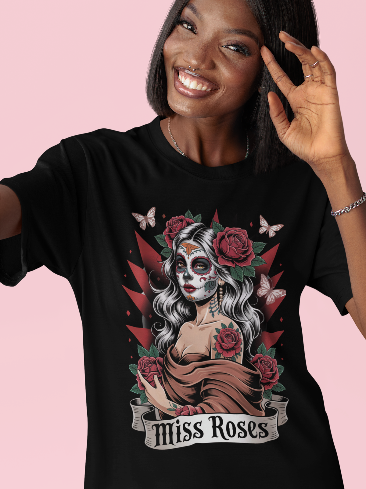 Frau trägt schwarzes T-Shirt mit Miss Roses-Motiv im Gothic Tattoo Style (Oberkörper)