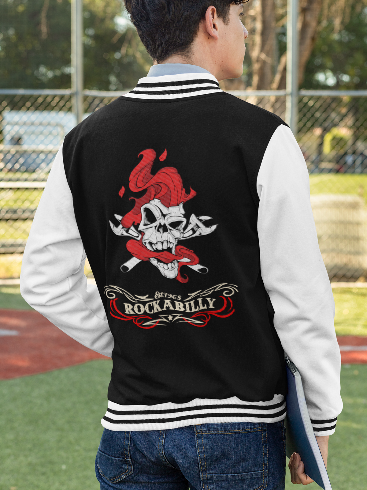 Junger Mann, Ansicht von hinten, Oberkörper. Er trögt eine schwarz-weiße College Jacke mit weiß-roten Smoking Skull und Aufschrift "Rockabilly"