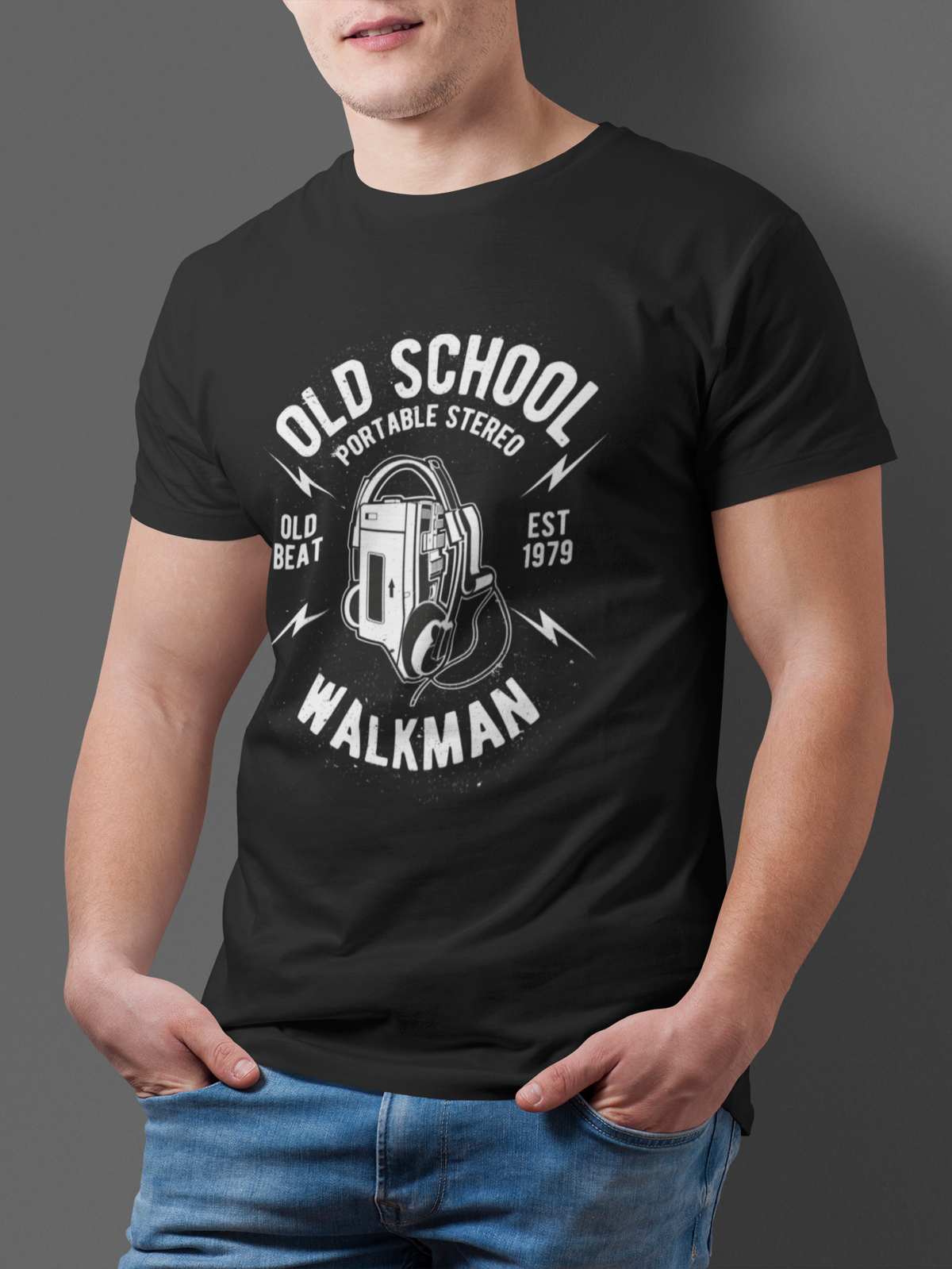 Junger Mann, Oberkörperansicht, er trägt schwarzes T-Shirt mit Vintage Walkman-Motiv und dem Schriftzug „Old School“ im Retro-Design