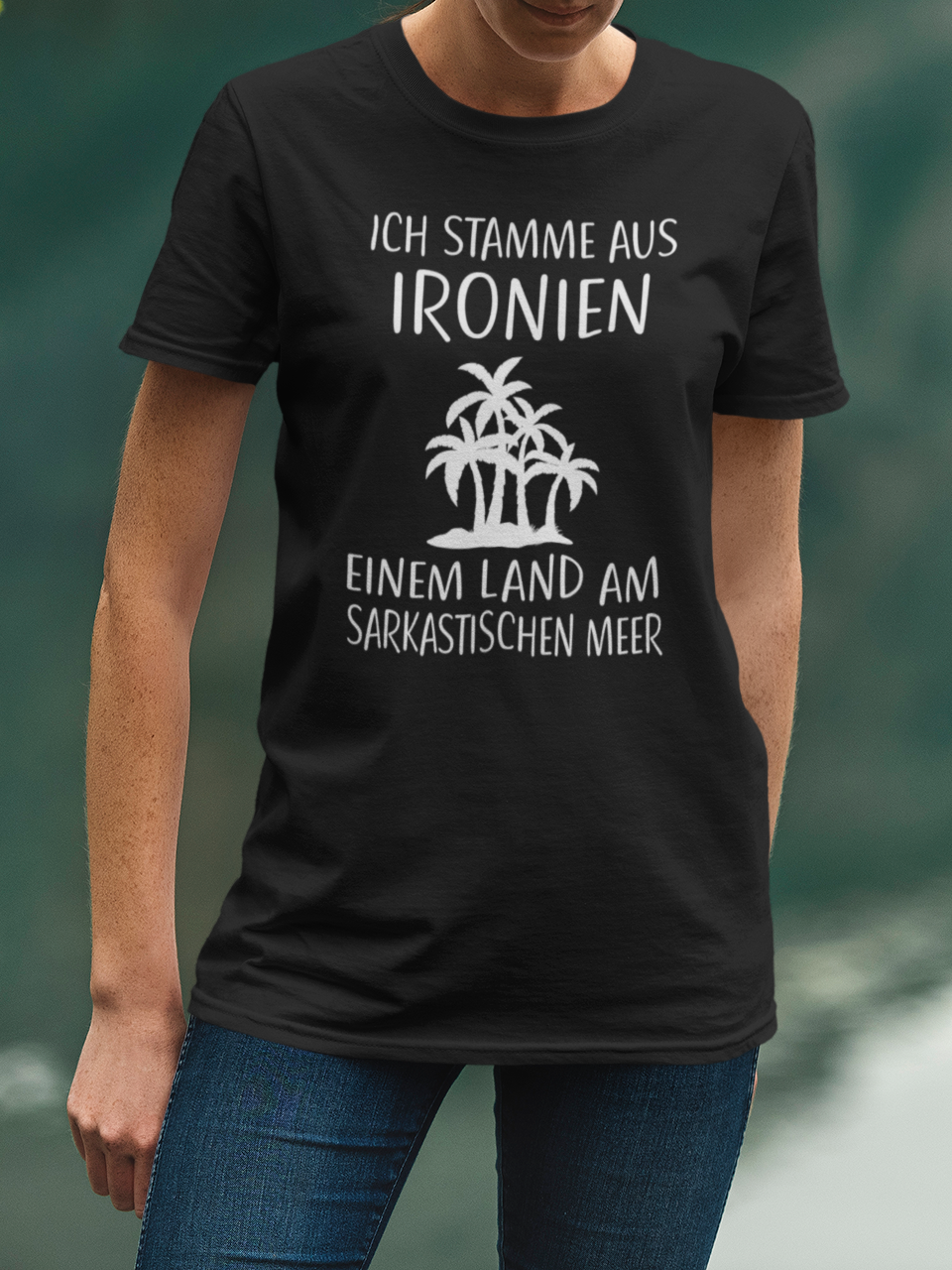 Frau trägt schwarzes Shirt mit ironischem Spruch „Ich stamme aus Ironien…“ (Oberkörper)