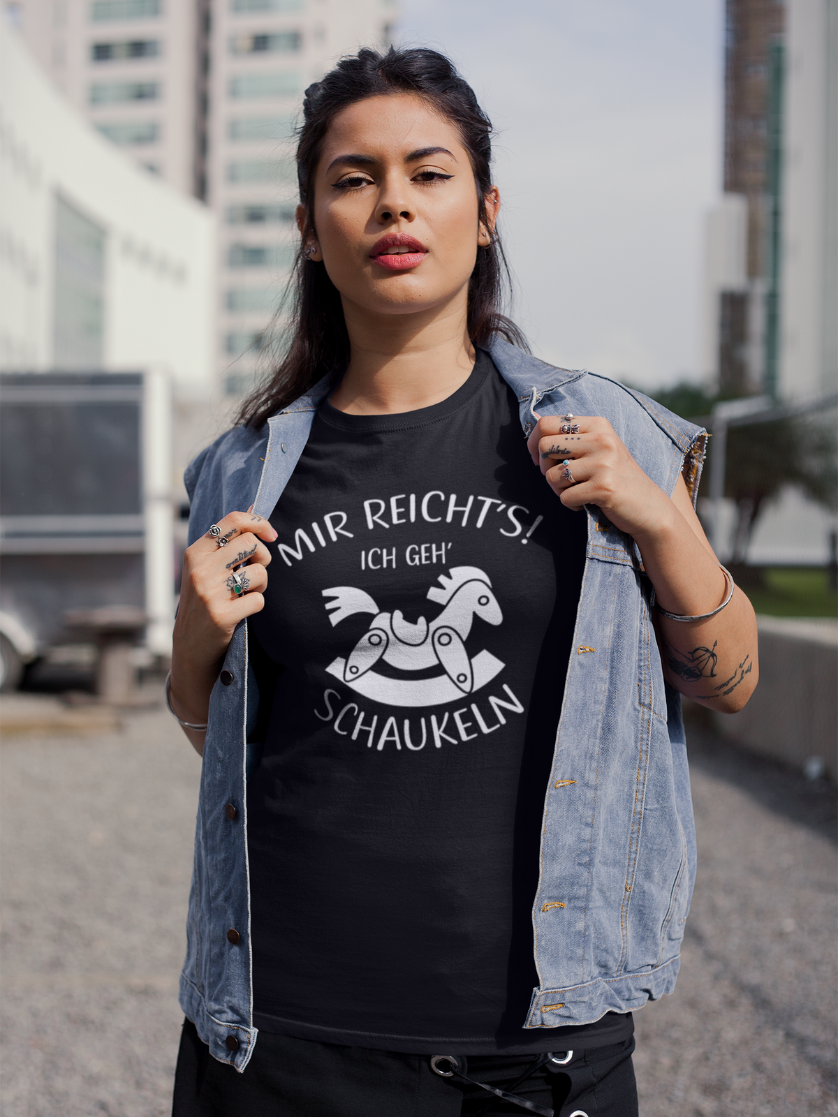 Frau trägt schwarzes Shirt mit dem Motiv „Mir reicht’s! Ich geh’ schaukeln.“ (Oberkörperaufnahme)
