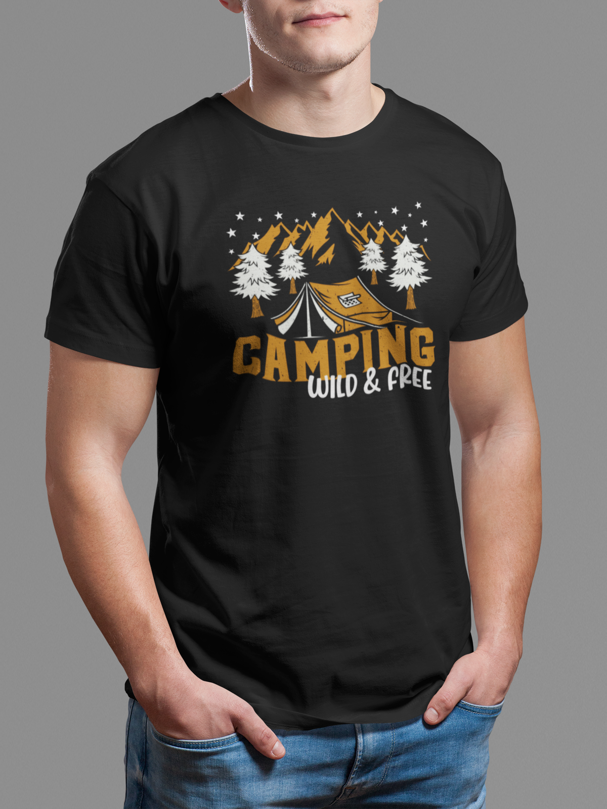 Mann trägt schwarzes T-Shirt mit dem Motiv „Camping wild & free“ (Oberkörper)