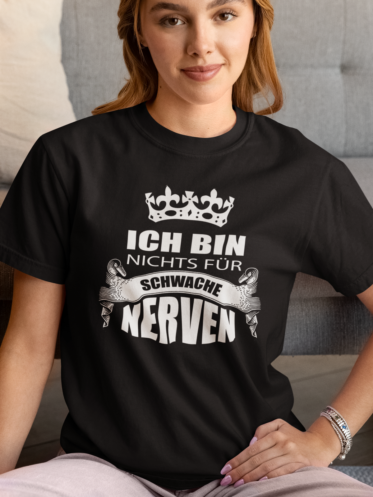 Frau trägt schwarzes T-Shirt mit frechem Spruch über Reizstärke (Oberkörperaufnahme)