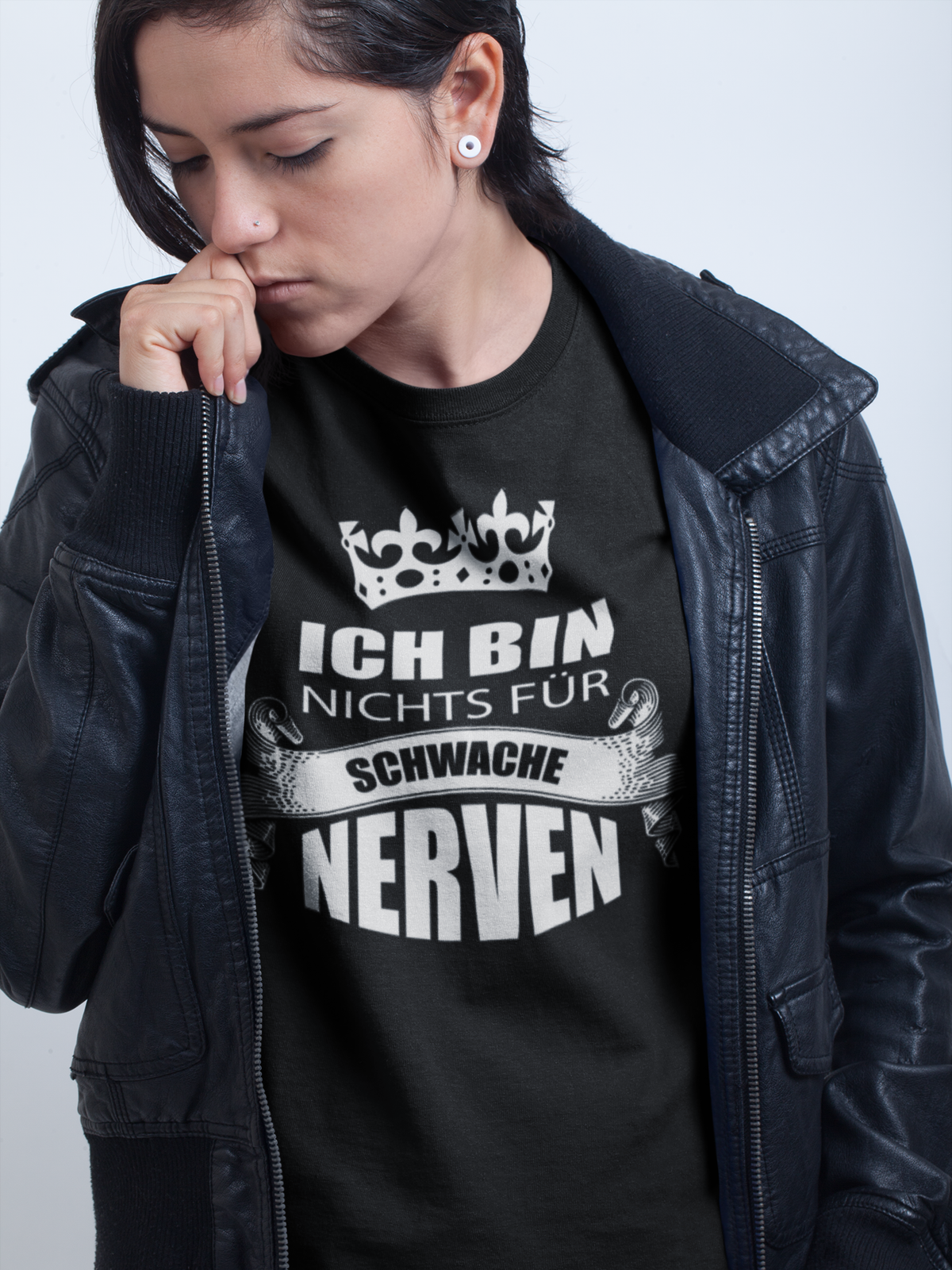 Frau trägt schwarzes T-Shirt mit frechem Spruch über Reizstärke (Oberkörperaufnahme)