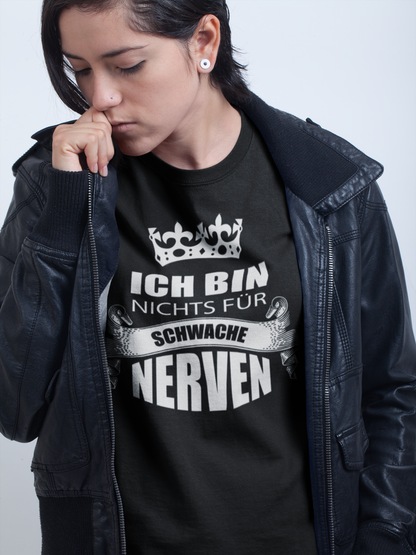 Frau trägt schwarzes T-Shirt mit frechem Spruch über Reizstärke (Oberkörperaufnahme)