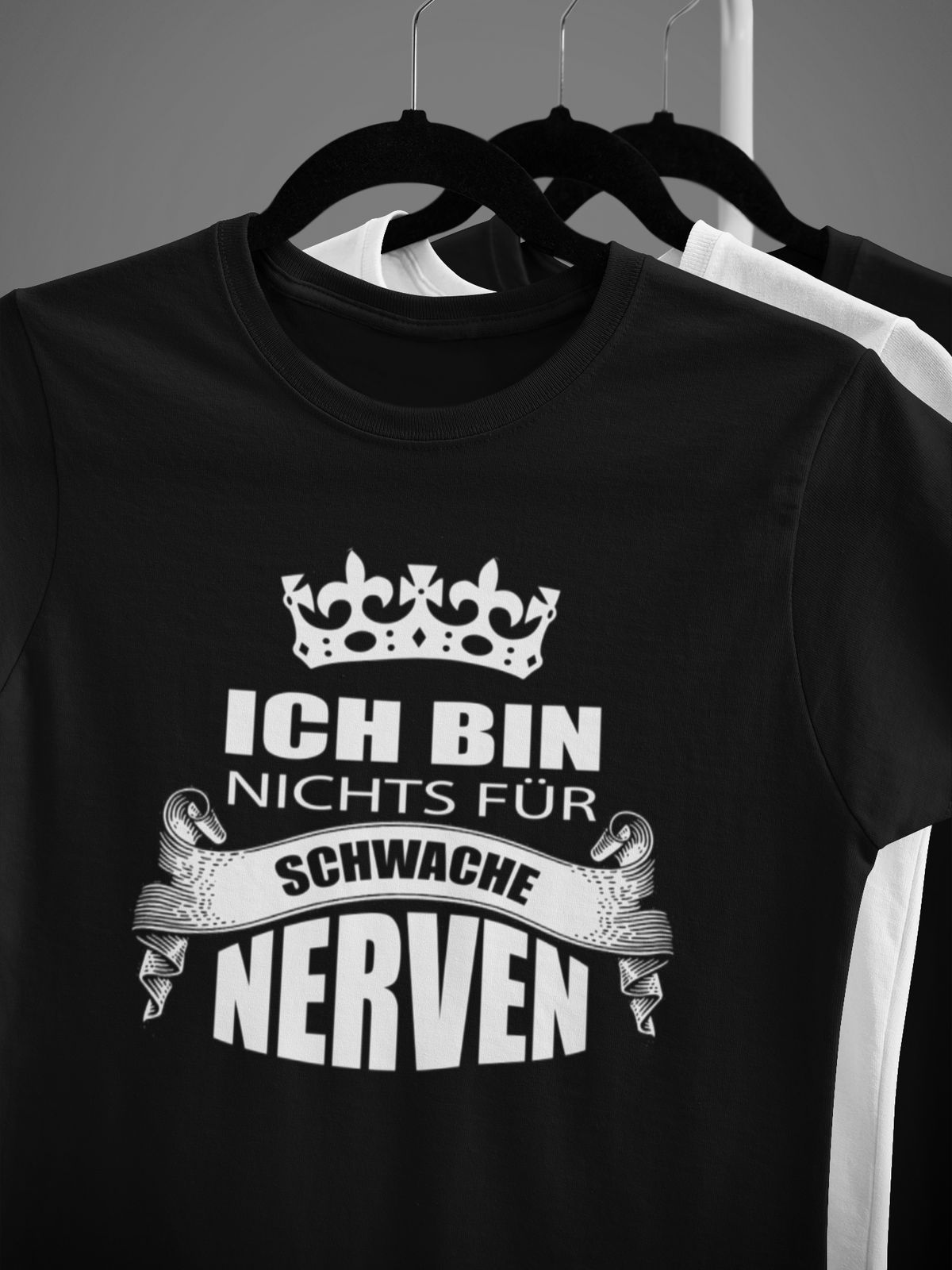 Shirt mit Statement-Spruch auf Kleiderbügel an einem Kleiderständer