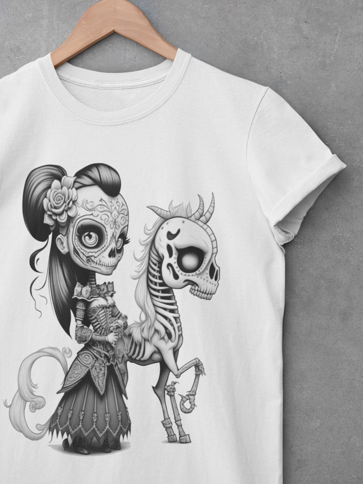 Weißes Shirt mit Skelettpferd und Gothic Lady auf Bügel