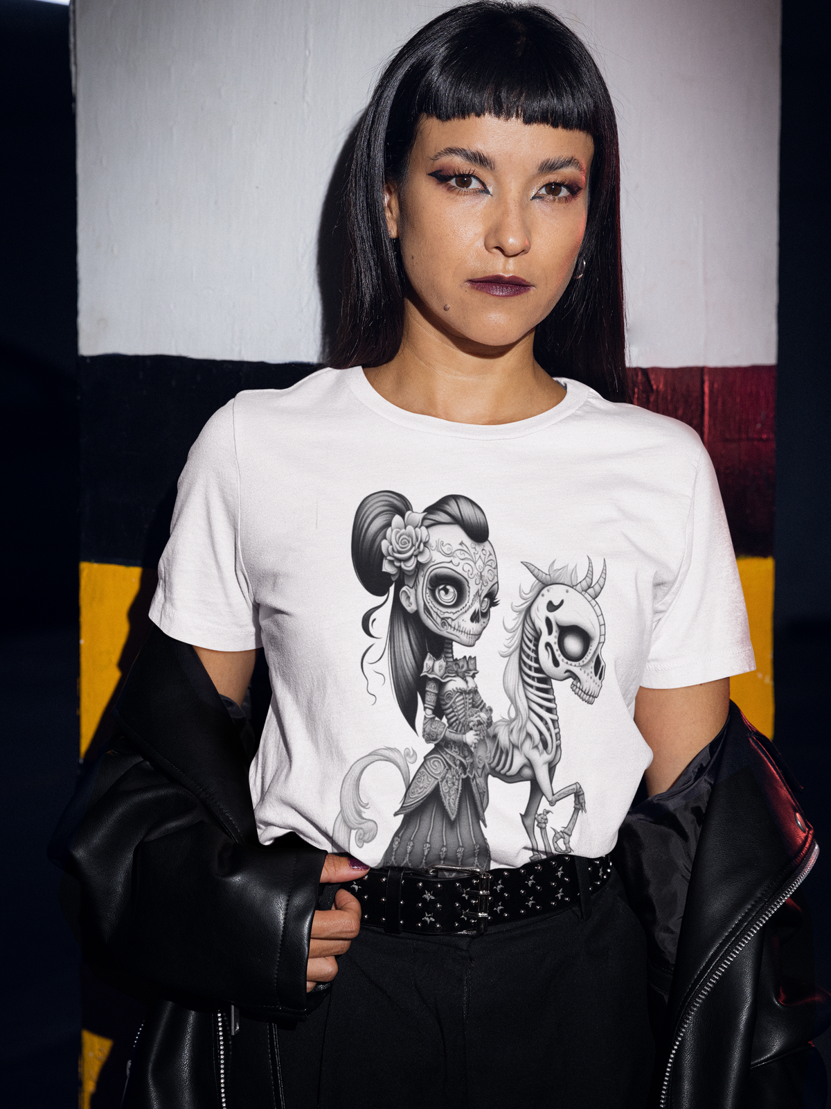 Junge Frau trägt weißes T-Shirt mit Gothic-Motiv einer Lady und einem Skelettpferd (Oberkörperaufnahme)