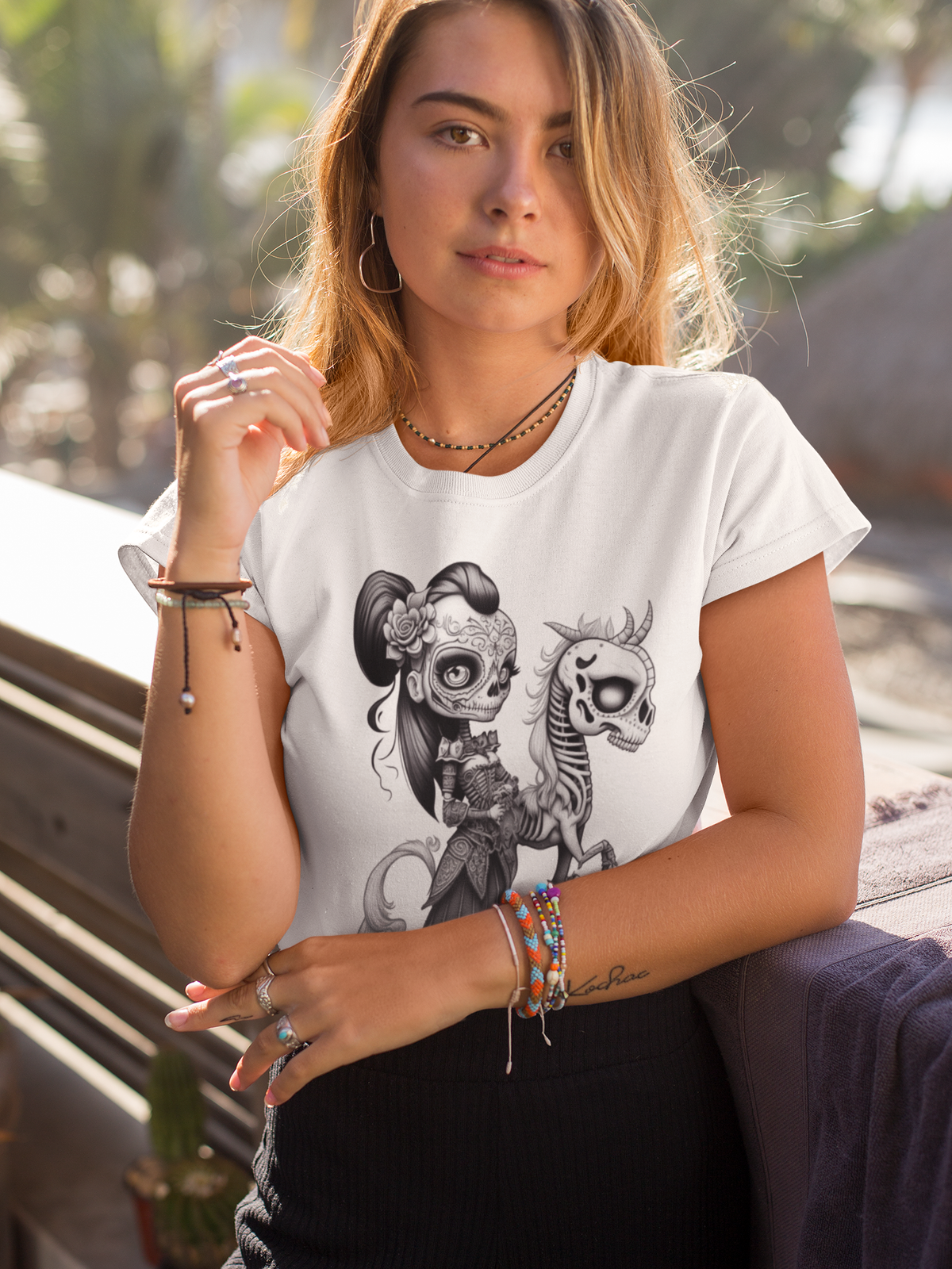Junge Frau trägt weißes T-Shirt mit Gothic-Motiv einer Lady und einem Skelettpferd (Oberkörperaufnahme)