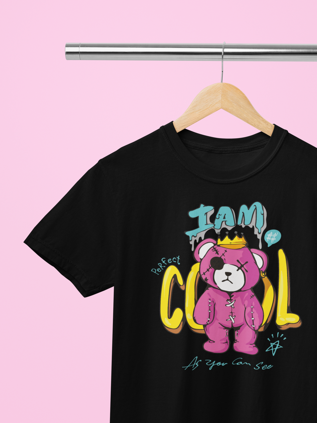 Schwarzes T-Shirt mit coolem Graffiti-Teddybär und Schriftzug „I am cool Teddy“, auf Kleiderbügel, hängend an Stange