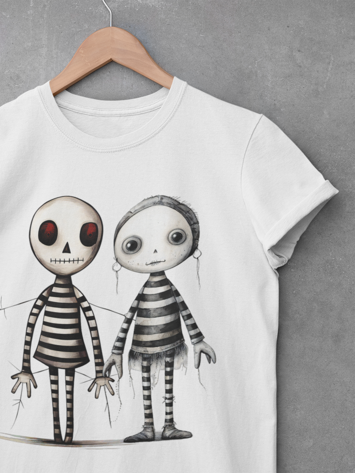 Weißes T-Shirt auf Holz-Kleiderbügel mit zwei gezeichneten Voodoo-Puppen als schwarze Strichzeichnung