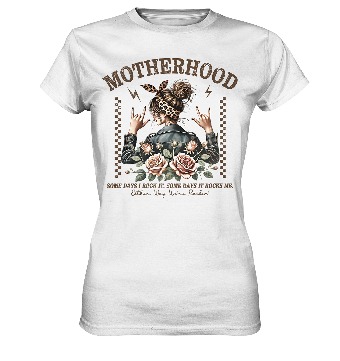Weißes Damen T-Shirt mit Spruch „Motherhood. Some days I rock it. Some days it rocks me.“ im Tattoo-Stil mit Rosen & Leoparden-Haarband – Vorderansicht