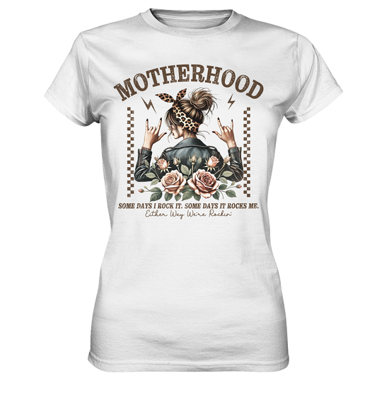 Weißes Damen T-Shirt mit Spruch „Motherhood. Some days I rock it. Some days it rocks me.“ im Tattoo-Stil mit Rosen & Leoparden-Haarband – Vorderansicht