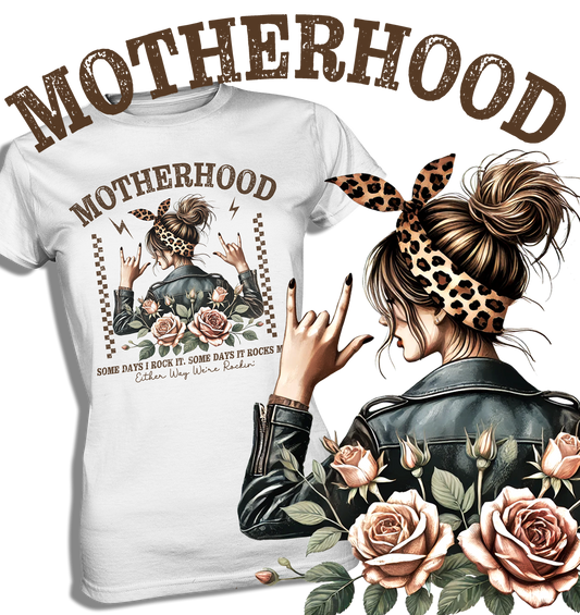 Weißes Damen T-Shirt mit Spruch „Motherhood. Some days I rock it. Some days it rocks me.“ im Tattoo-Stil mit Rosen & Leoparden-Haarband – Vorderansicht
