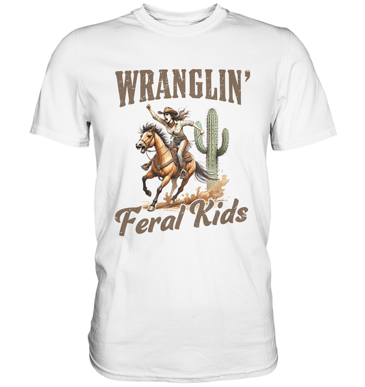 Unisex T-Shirt in Weiß mit Westerngirl auf Pferd und Spruch „Wranglin’ Feral Kids“ – Regular Fit, 100 % Baumwolle, Vorderansicht