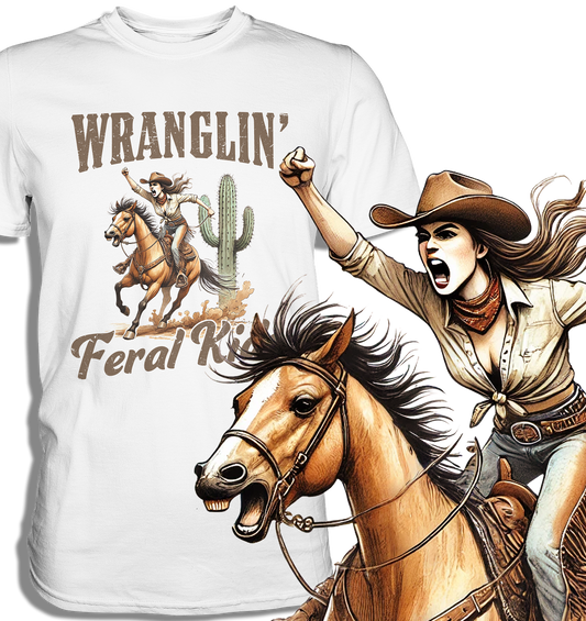 Unisex T-Shirt in Weiß mit Westerngirl auf Pferd und Spruch „Wranglin’ Feral Kids“ – Regular Fit, 100 % Baumwolle, Vorderansicht