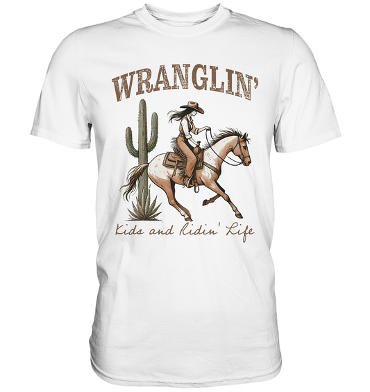 Unisex T-Shirt in Weiß mit Cowgirl auf Westernpferd und Spruch „Wrangling Kids and Riding Life“ – Regular Fit, 100 % Baumwolle, Vorderansicht