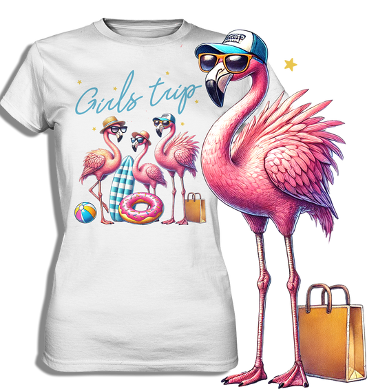 Damen Premium T-Shirt in Weiß mit Flamingo- und Beachmotiv, Vintage-Schriftzug „Girls Trip“, Retro Summer Design, leicht tailliert, Vorderansicht