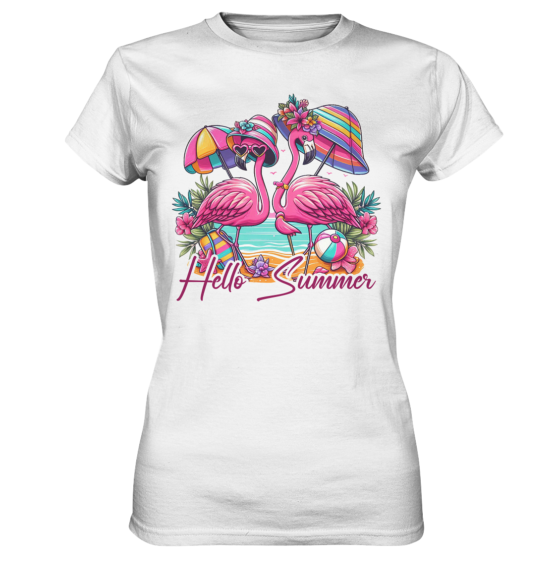 T-Shirt mit zwei Flamingos mit Sonnenbrillen am Strand, umgeben von Beachaccessoires wie Sonnenschirm und Ball.