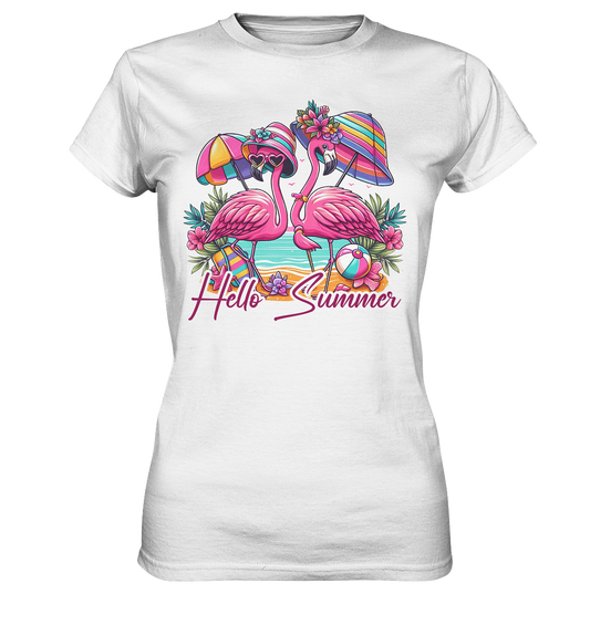 T-Shirt mit zwei Flamingos mit Sonnenbrillen am Strand, umgeben von Beachaccessoires wie Sonnenschirm und Ball.
