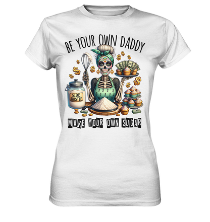 Weißes Ladies T-Shirt mit Schriftzug „Sugardaddy. Be your own daddy, make your own sugar.“ 