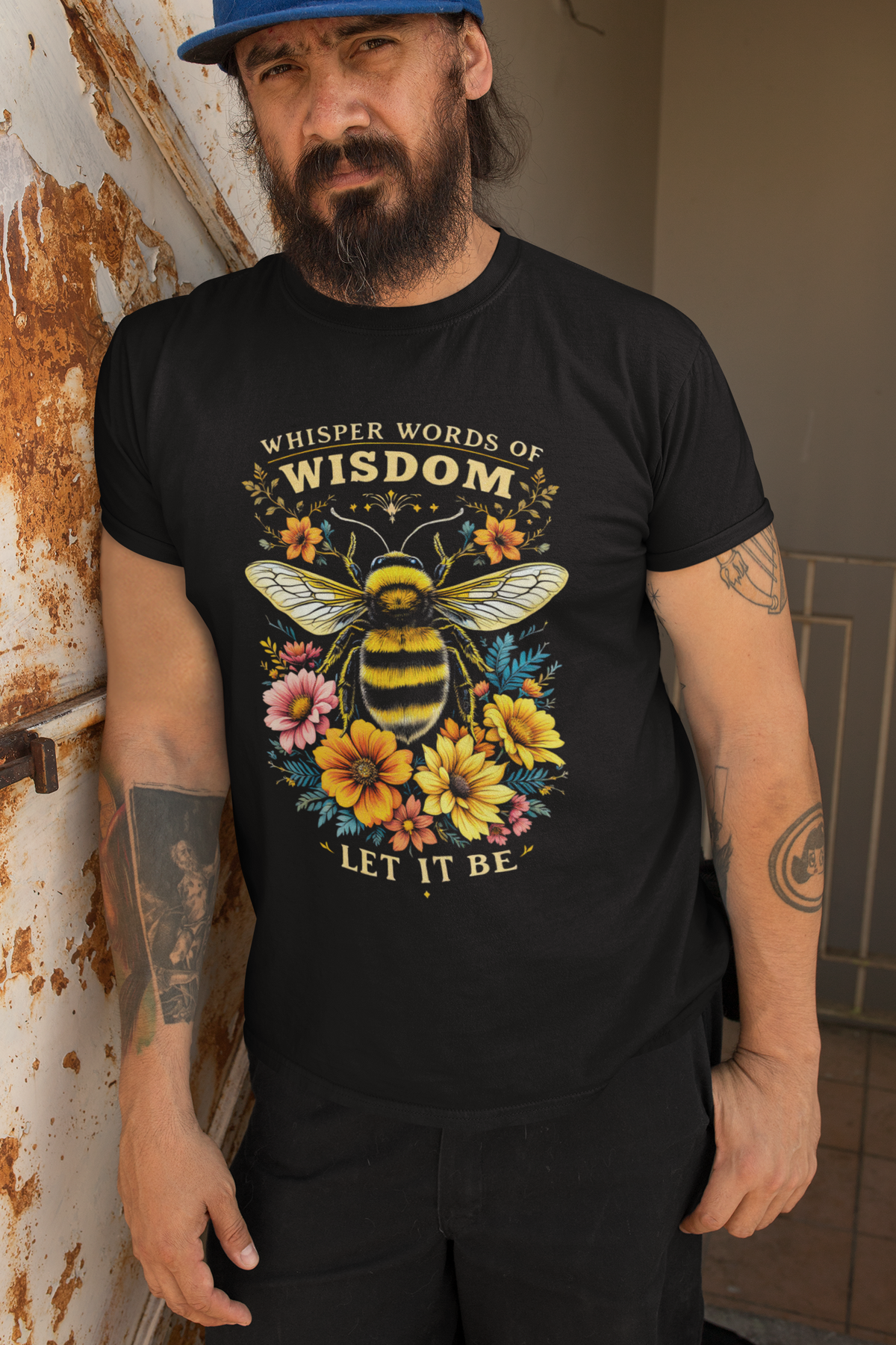 Shirt mit dem Spruch „Whisper words of wisdom – Let it be“ und FlowerPower-Design mit Blumen und Biene.