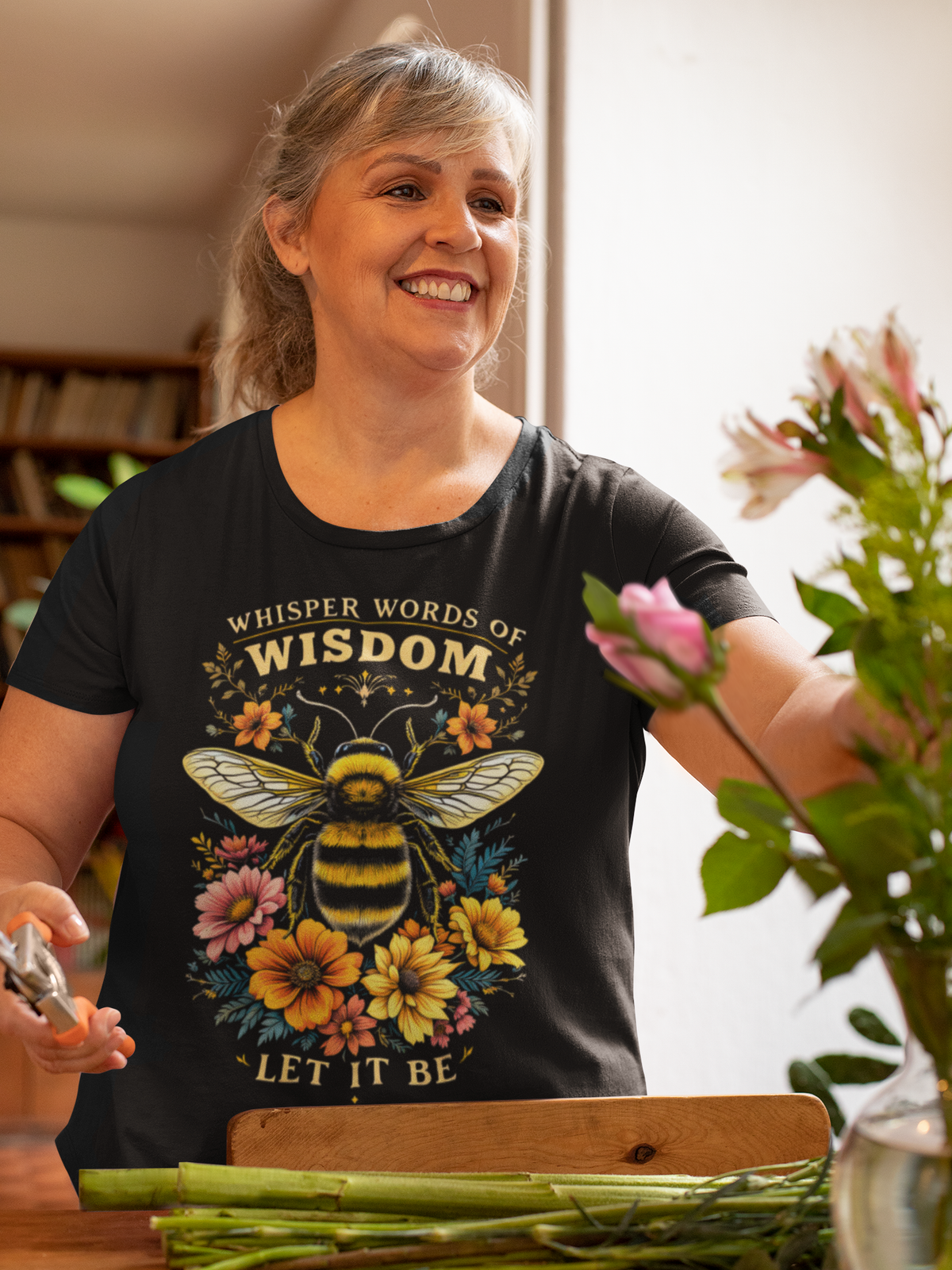 Shirt mit dem Spruch „Whisper words of wisdom – Let it be“ und FlowerPower-Design mit Blumen und Biene.