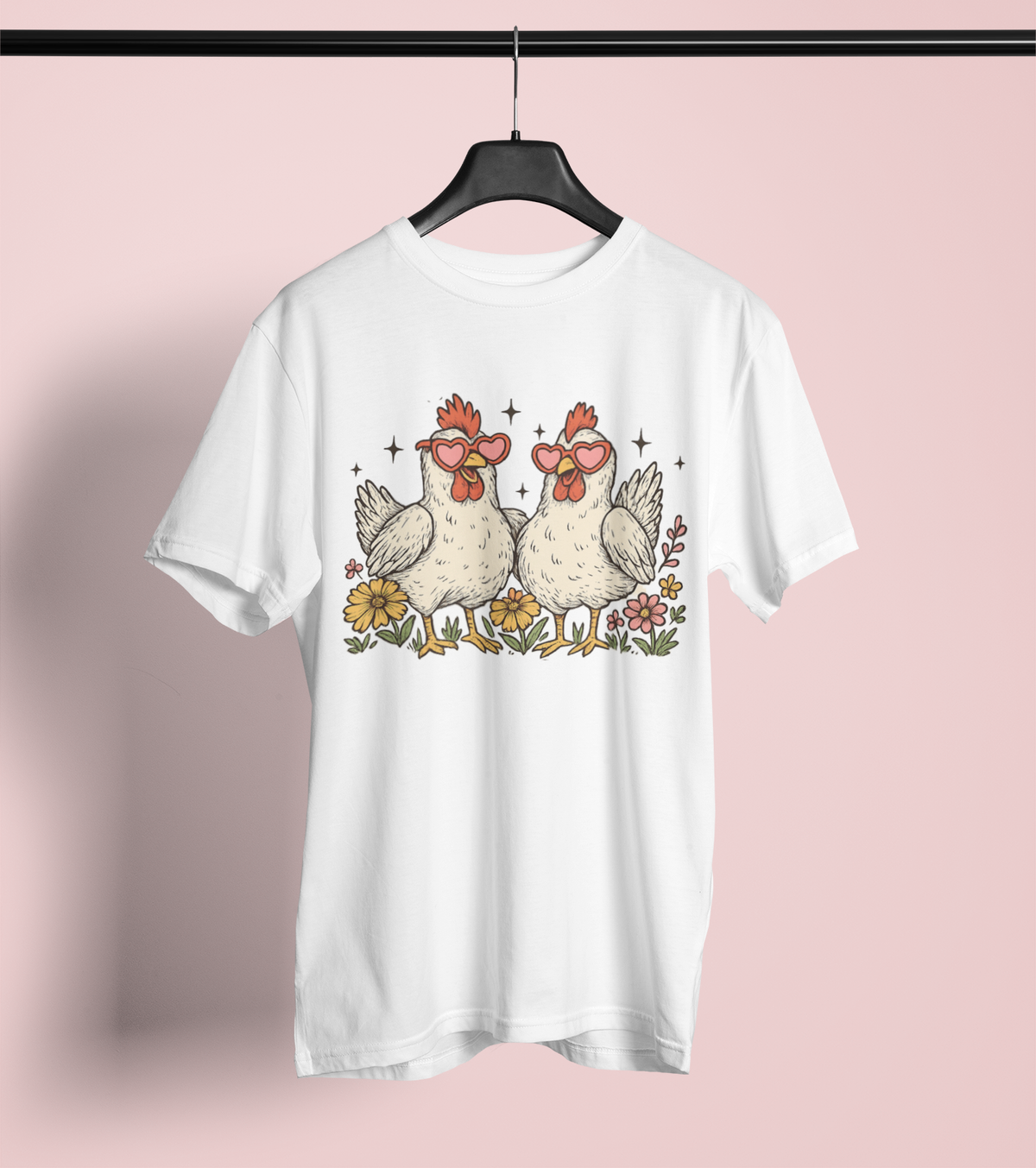 Cool Chicken – Zwei Hühner mit Herzbrillen auf Blumenwiese | Premium T-Shirt
